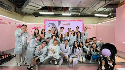 Real Body & Soul Bikin Pengunjung Mall Heboh dengan influencers Pakai Bathrobe!