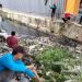Warga Sepatan Residence Bersihkan dan Keluhkan Kali Penuh Sampah Diduga Limpahan Pasar Pelangi, Kadus 01: Mestinya Normalisasi Kali oleh Kecamatan