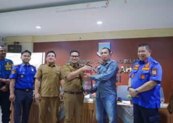 Pilar Serahkan Bantuan Peralatan untuk Redkar, Perkuat Kesiapsiagaan Kebakaran di Tangsel