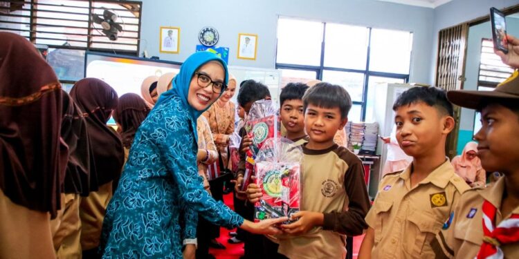 Peringati Hari Anak Nasional, DWP Tangsel Bagikan Ratusan Paket Alat Tulis dan Edukasi Siswa Cegah Bullying