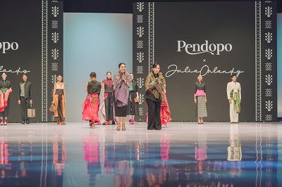 Pendopo dan Julia Orlandy Luncurkan Koleksi “Nadi di Tondi”, Hadirkan Interpretasi Modern Ulos di Indonesia Fashion Week 2026