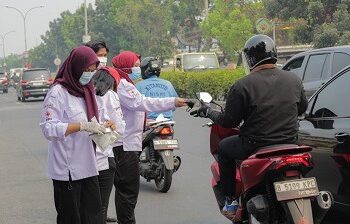 Tangsel Bagikan 14.000 Masker Gratis, Warga Diminta Waspadai Abu Vulkanik