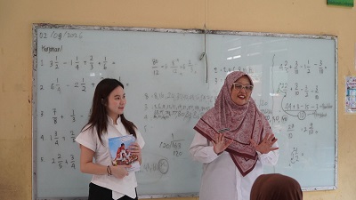 Sepekan, Maria Teresa Suhardja Bagikan 5.000 Buku Tulis ke Pelajar SD, SMP hingga Pondok Pesantren di Tangsel